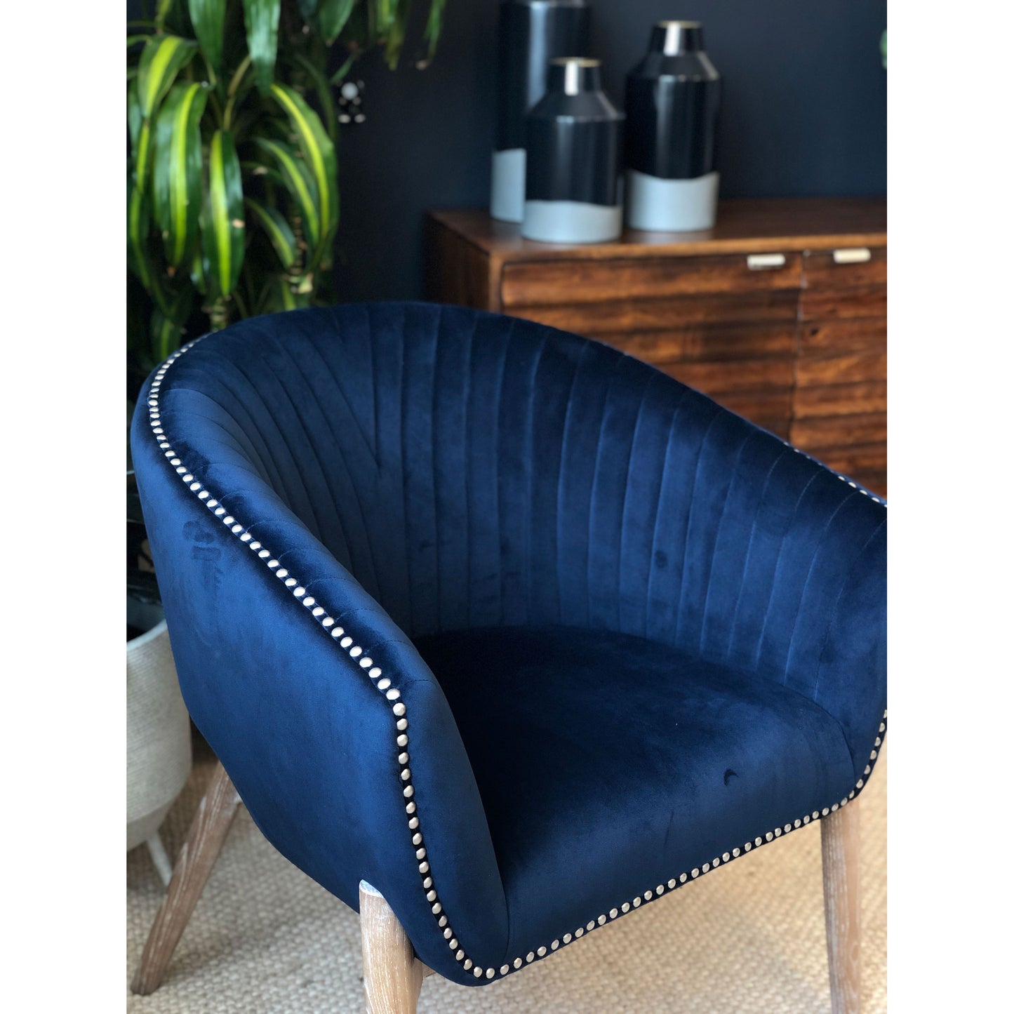 Elegant Plush Velvet Accent Chair in Blue